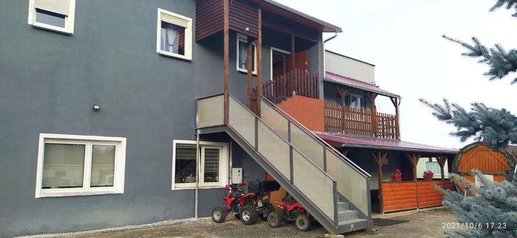 4U Hostel Zgorzelec - budynek i parking